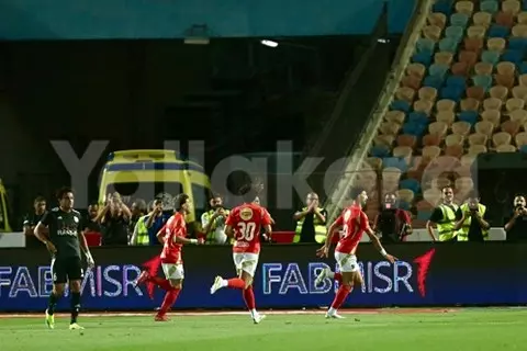 حلق عالي بحرية.. نسر الأهلي يحتضن درع الدوري للمرة الـ45 (فيديو)